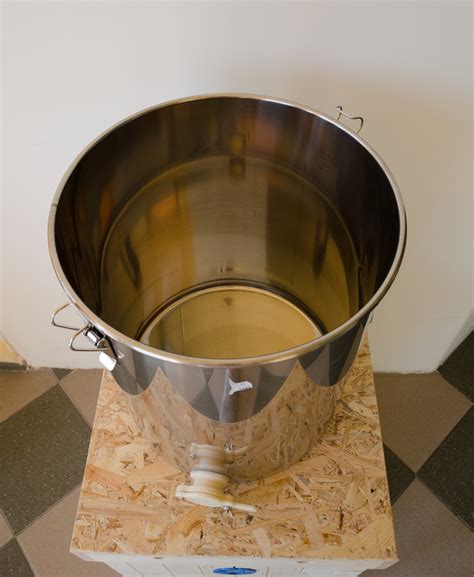 Nádoba so zváracou tekutinou na PVC