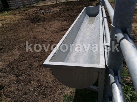 Betónové kŕmne žľaby pre hospodárske zvieratá