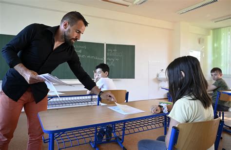 Učiteľ pri didaktickej analýze učiva a štrukturovaní poznatkov