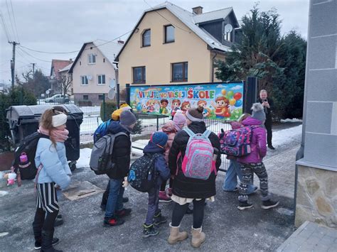 Ilustrácia otvoreného schodiska v modernej budove