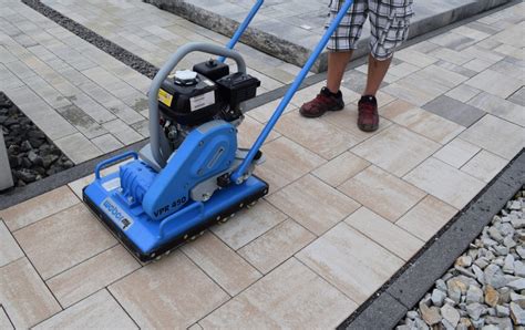 Zhutňovanie zámkovej dlažby vibračnou doskou s gumovou podložkou