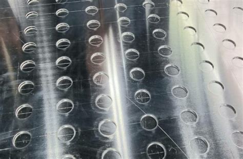 Rôzne typy kovových spôn pre spojovanie materiálov