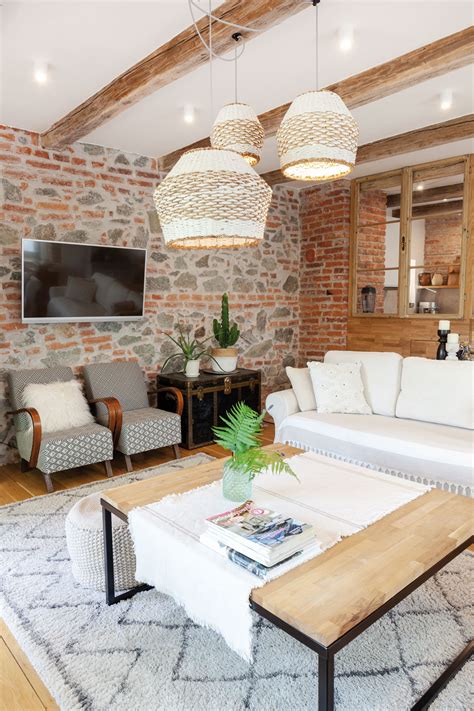Kúpeľňa s priznanou tehlovou stenou a modernými prvkami