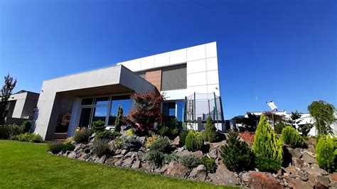 Fasáda rodinného domu obložená travertínom