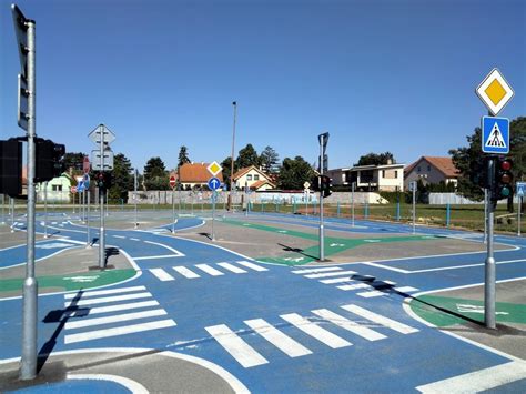 Vizualizácia poklopu šachty v dopravne zaťaženej oblasti