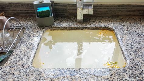 Zaplavená kúpeľňa v dôsledku upchatého potrubia