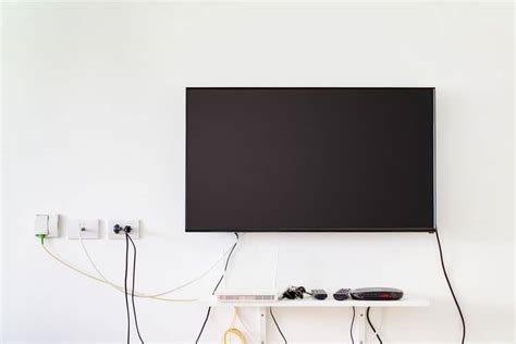 TV na stene s elegantným kábel manažmentom