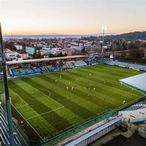 Zastaraný štadión MFK Zemplín pred rekonštrukciou