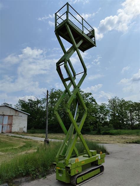 Dieselová nožnicová plošina v teréne na stavbe