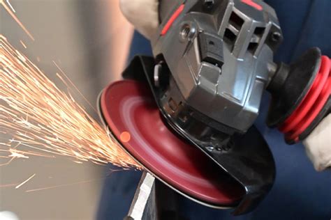 Ilustrácia rozdielu medzi rezným a brúsnym kotúčom