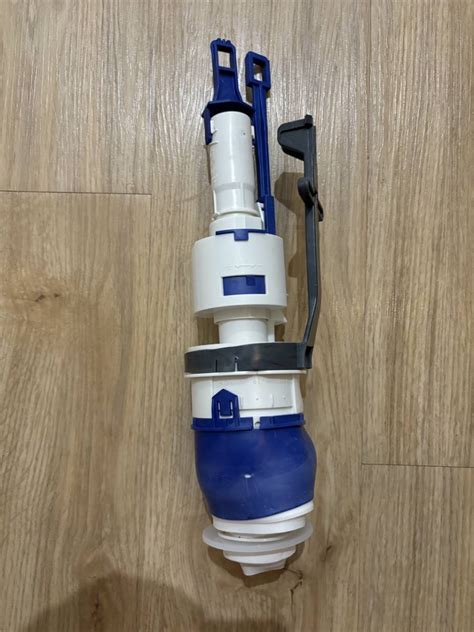 Detail prívodného ventilu v nádržke Geberit s modrým ovládačom