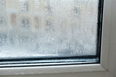 Kondenzácia vody na okne v interiéri