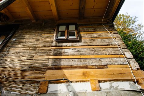 Príprava steny pred omietaním, vrátane zakrývania okien a dverí a inštalácie ochrannej siete.