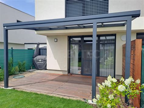 samonosná hliníková pergola pri dome