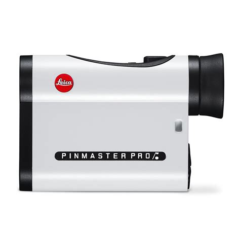 Golfový hráč používajúci diaľkomer Leica Pinmaster