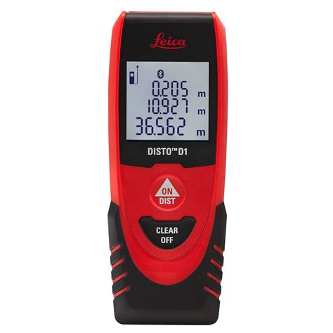 Leica DISTO D1 v ruke počas merania v interiéri