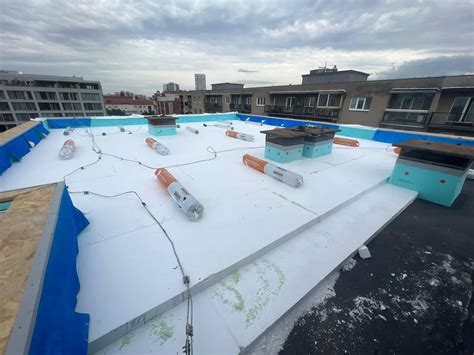 Porovnávacia tabuľka výhod a nevýhod plochých a šikmých striech