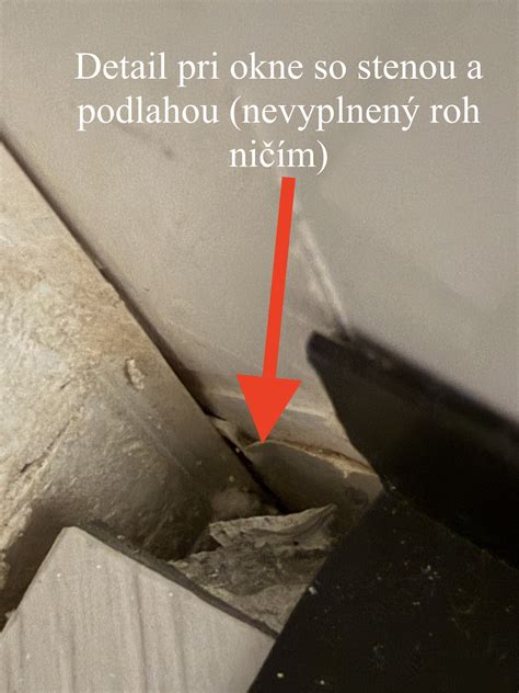 Detail znázorňujúci dilatačnú medzeru medzi podlahou a stenou