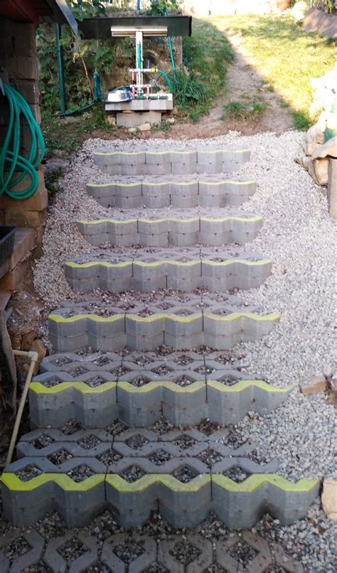 Rozdielne farebné varianty zatrávňovacích tvárnic (zelená a čierna)