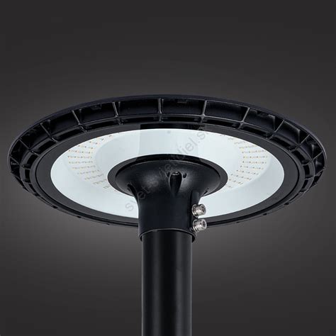 Moderná LED pouličná lampa v obci
