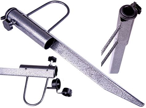 Kovový držiak na dáždnik pripevnený k balkónovému zábradliu