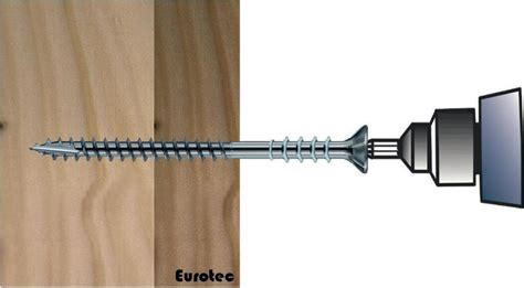 Detail nastavovacej skrutky a gombíka na držiaku