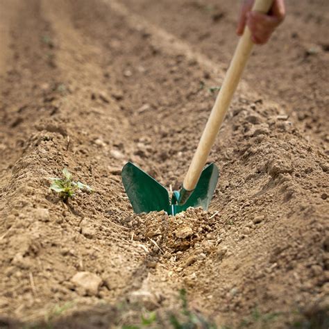 Záhradné náradie na prípravu pôdy