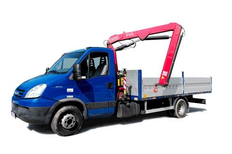 Nákladné auto s hydraulickou rukou pre dodávku stavebnín