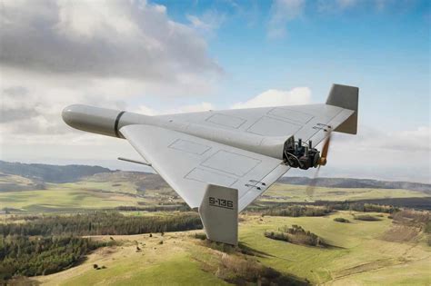 Dron aplikujúci impregnáciu na fasádu