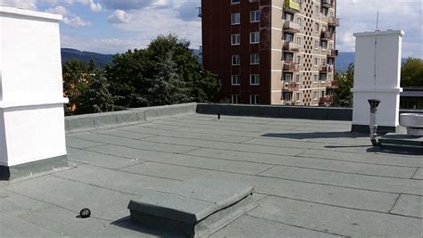 Aplikácia polymočovinovej hydroizolácie na plochú strechu
