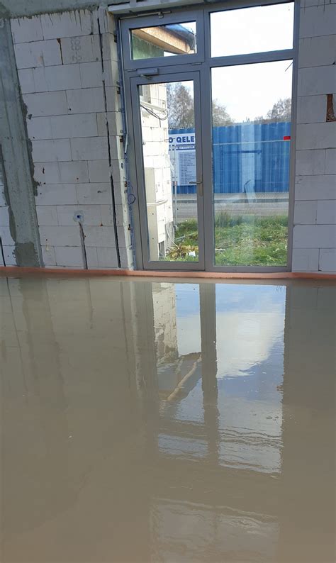 Anhydritový poter počas realizácie