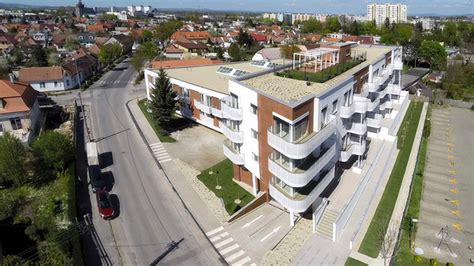 Bytový dom ZELENÉ ÁTRIUM ako príklad udržateľnej architektúry s kombináciou materiálov