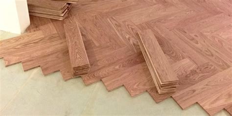 Materiálové kombinácie drevenej podlahy a dverí