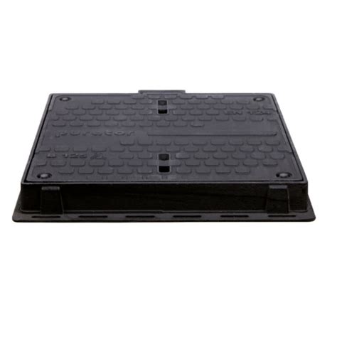 Detailný pohľad na poklop triedy F900 v priemyselnom prostredí
