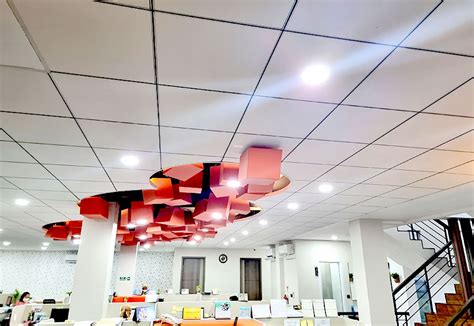 Tím Knauf Ceiling Solutions poskytujúci zákaznícku podporu