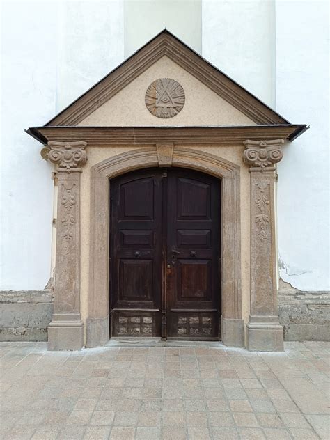 Vstupný portál Bytčianskeho kaštieľa s nápisom z roku 1571