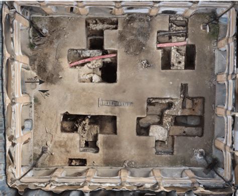 3D snímka archeologického výskumu nádvoria s múrmi stredovekej veže