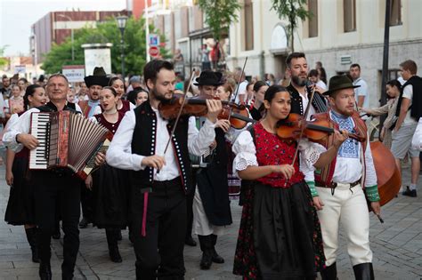 Vystúpenia folklórnych súborov a heligonkárov na Petro-Pavlovských dňoch