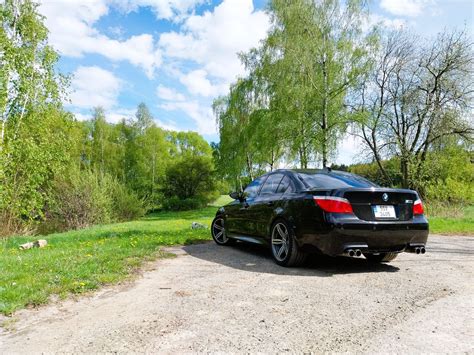 BMW E60 motorový priestor s kapotou
