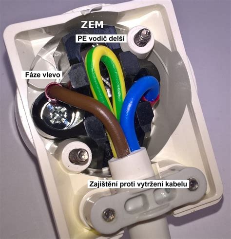 Detail elektrických káblov a konektorov v dverách auta