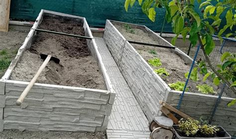 Betónové záhony s kvetmi