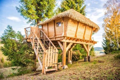 Moderný domček na strome s kompletným vybavením a vykurovaním