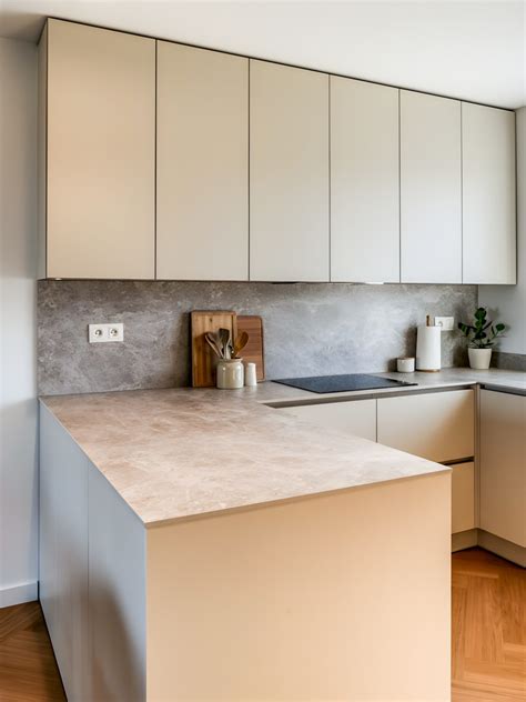 Moderná kuchyňa s umývateľnou omietkou za pracovnou doskou