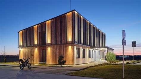 Budova stavebnín s logom Stavebniny Široké
