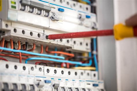 Elektrikár vykonávajúci údržbu rozvádzača