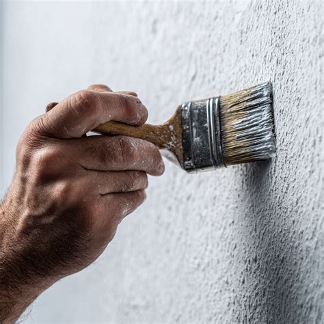 Aplikácia hĺbkovej penetrácie štetcom na stenu