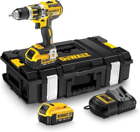 DeWalt DCD795M2 v akcii - vŕtanie do dreva