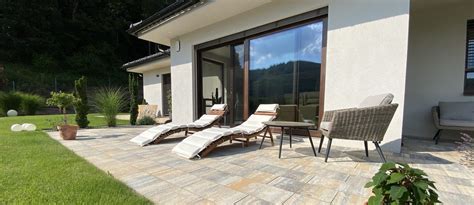 Porovnanie dlažby imitujúcej drevo a pravej drevenej terasy