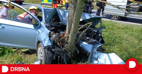 Silné poškodenie strechy auta po páde stromu