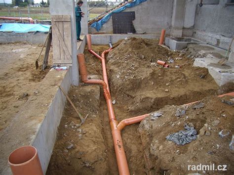 Deformácia plastového potrubia vplyvom nesprávnej inštalácie
